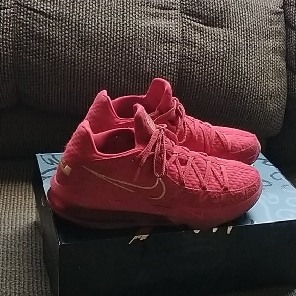 Lebron XVII Low PH / Red and Metallic Gold - Picture 3 of 12